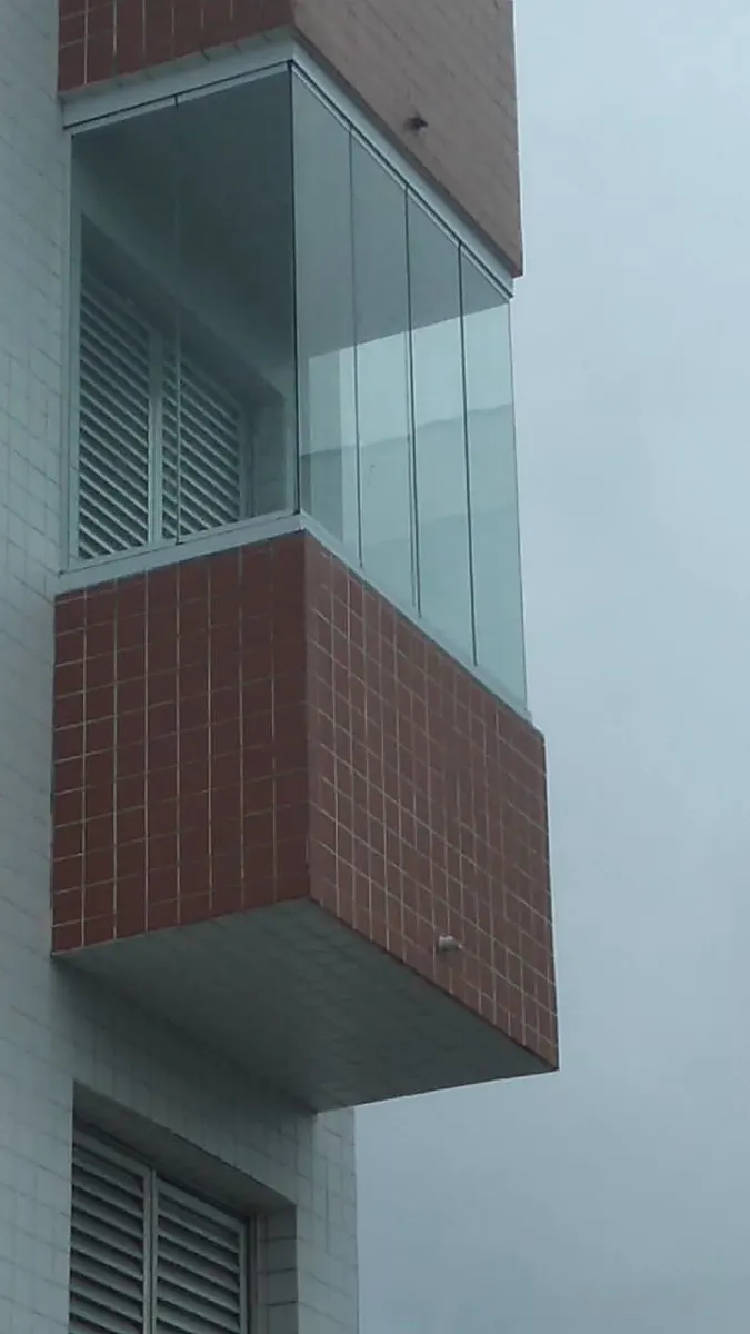 Fachada de prédio com sacada envidraçada