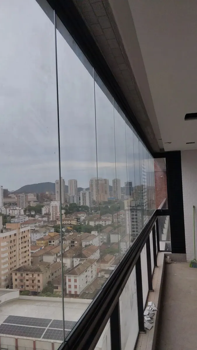 Cortina de vidro em sacada com vista para a cidade em Santos