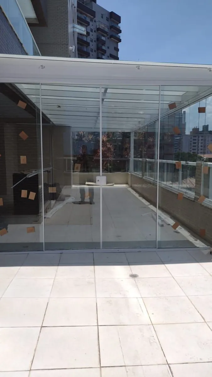 Cobertura retrátil de vidro em terraço na Praia Grande
