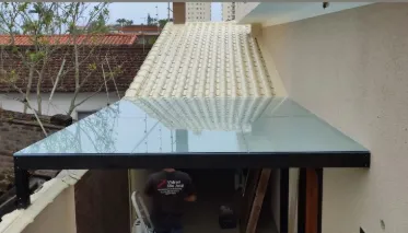 Cobertura de vidro na entrada de casa no litoral sul SP