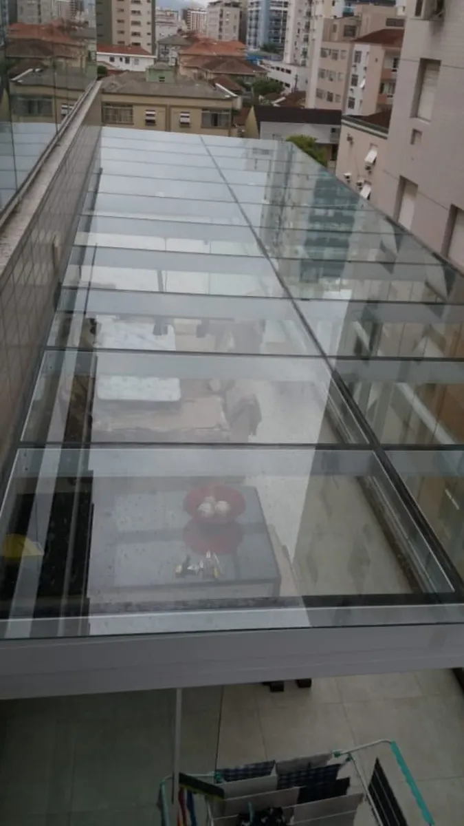 Cobertura de vidro temperado em terraço em Santos