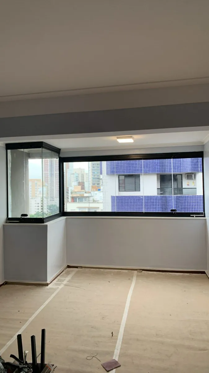 Envidraçamento de varanda integrada à sala em apartamento